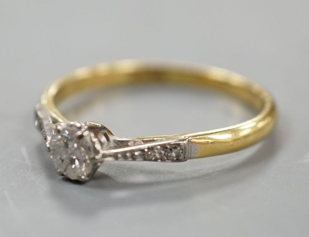 An 18ct and single stone diamond ring, with diamond set shoulders, size R/S, gross weight 2.8 grams.